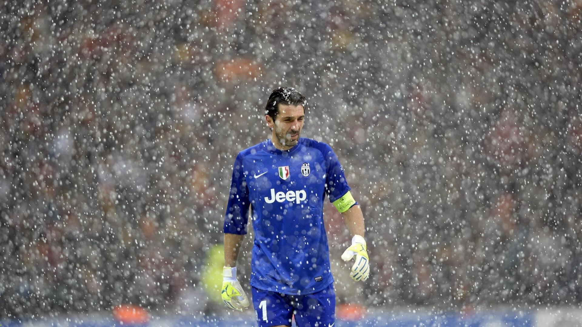 欧冠决赛巅峰对决,皇家马德里加时赛绝杀利物浦,第15次捧起大耳朵杯