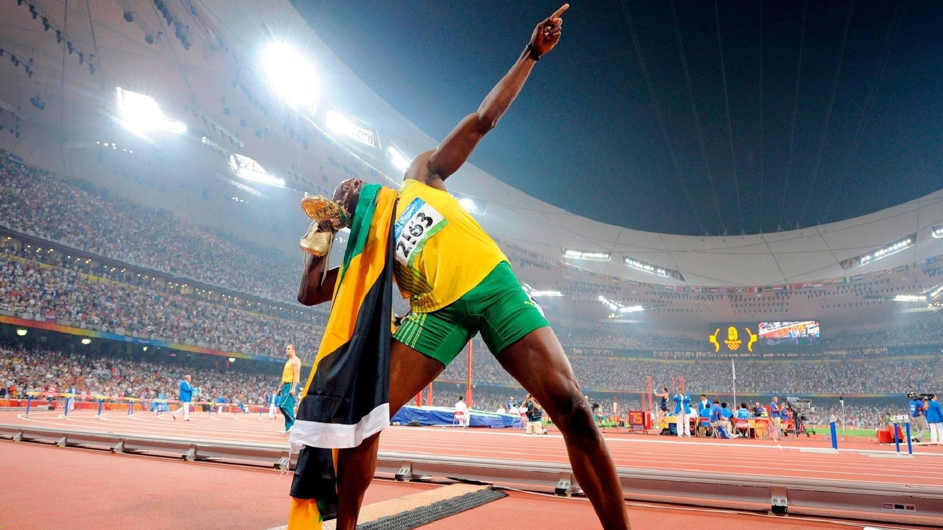 梅西梅开二度助迈阿密国际逆转取胜，球迷沸腾